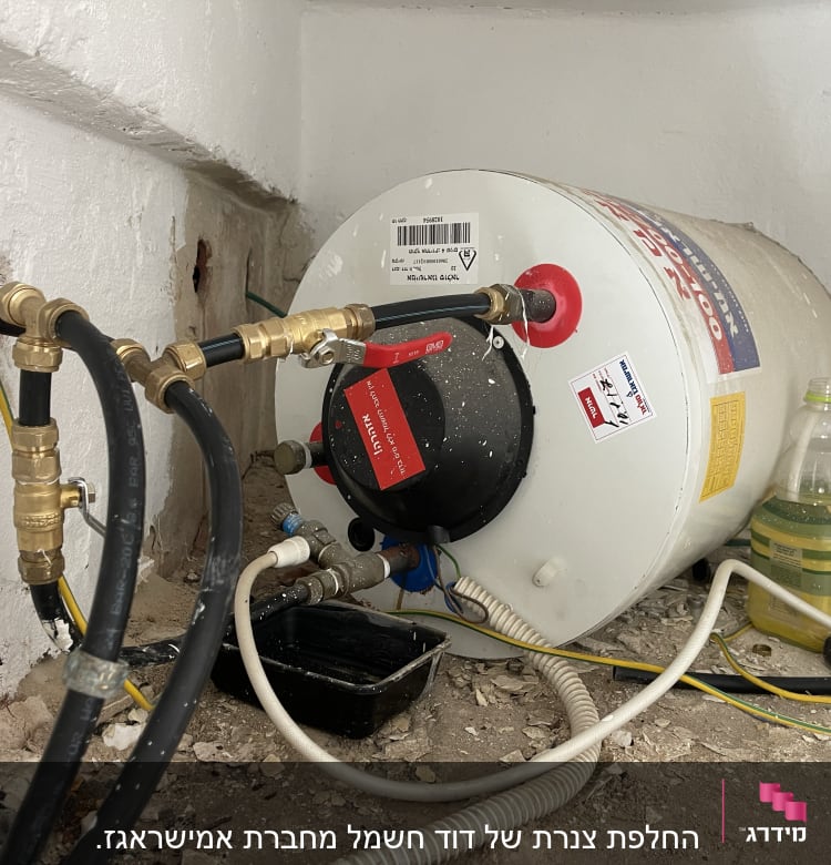 דוד מים עם צינורות וחיבורים שונים